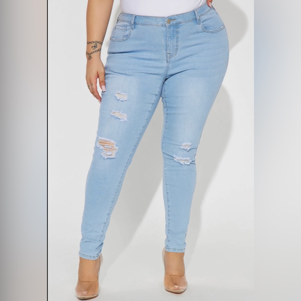 Distress Light Wash Jeans👌